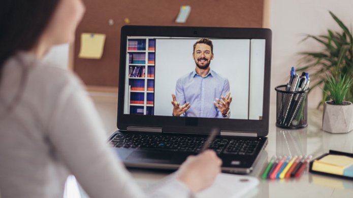 osoba przed komputerem