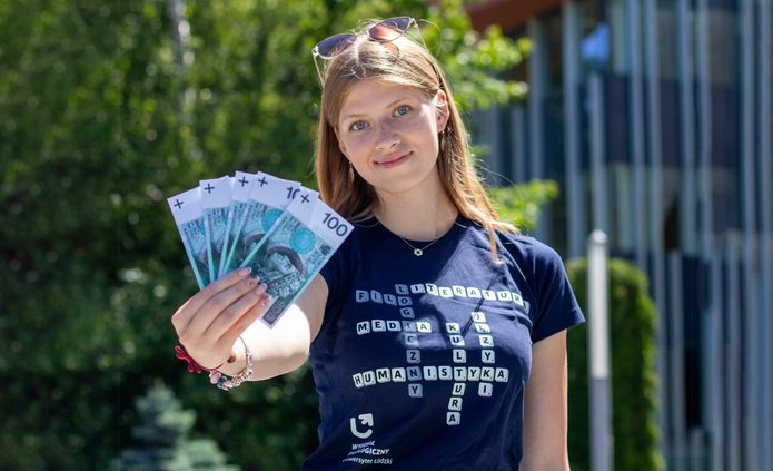 dziewczyny z plikiem banknotów